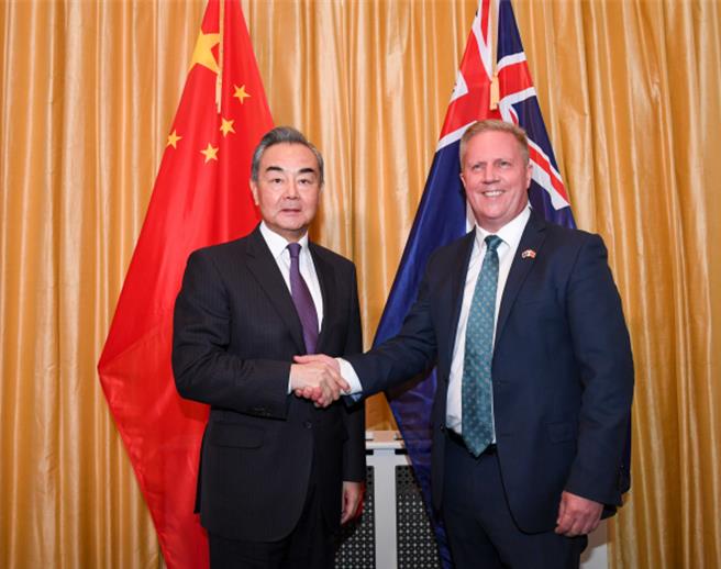 大陆外交部长王毅（左）会见纽西兰贸易部长麦克雷。（图／取自大陆外交部官网）