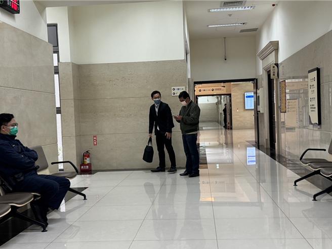 曾参选桃园市八德区市议员的赵姓男子(右一)，涉嫌以每人200元为代价收购连署书，帮鸿海创办人郭台铭独立参选。(蔡依珍摄)