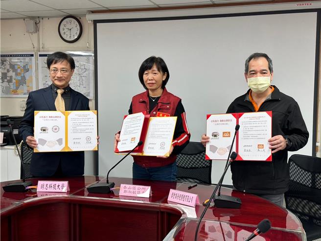 新北市泰山區公所今與明志科大、都會族系統櫥櫃有限公司簽訂企業防災合作備忘錄。（呂健豪攝）