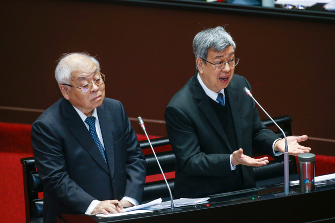 台電嚴重虧損，電價飆漲在即，蠢蠢欲動的通膨，行政院竟把腦筋動到去年新台幣3860億元的超徵稅收上，還宣稱補貼台電就如同「還稅於民」？引發輿論爭議。（鄧博仁攝）