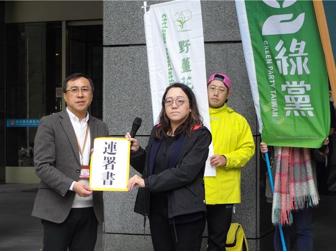 全國廢核行動平台19日在新北市政府門口召開記者會，邀請新北市長侯友宜與市議員簽署「反對老舊核電廠延役」連署。（張鎧乙攝）