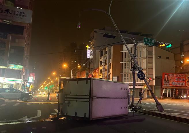 台中市南区19日凌晨发生一起惊心动魄车祸，1辆物流货车行经路口时，自撞分隔岛后翻覆，并波及1辆行驶中计程车，货车陈姓驾驶仅脚部受伤，经送医治疗，肇事原因尚待调查鑑定。（民眾提供／陈淑芬台中传真）