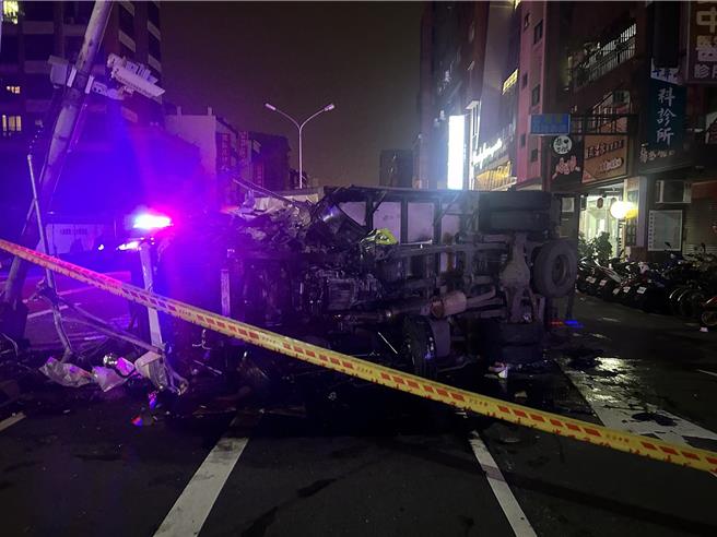 台中市南区19日凌晨发生一起惊心动魄车祸，1辆物流货车行经路口时，自撞分隔岛后翻覆，并波及1辆行驶中计程车，货车陈姓驾驶仅脚部受伤，经送医治疗，肇事原因尚待调查鑑定。（民眾提供／陈淑芬台中传真）