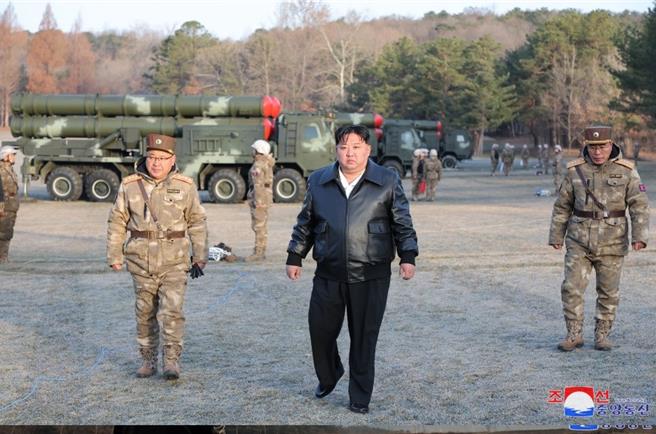 金正恩指导可携带战术核弹头的大型火箭炮射击 （朝中社）
