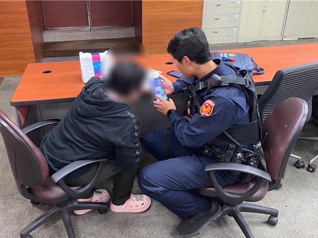 警方劝说关怀吕女，阻止吕女匯岀５万３千美金。（民眾提供／宝智华台南传真）