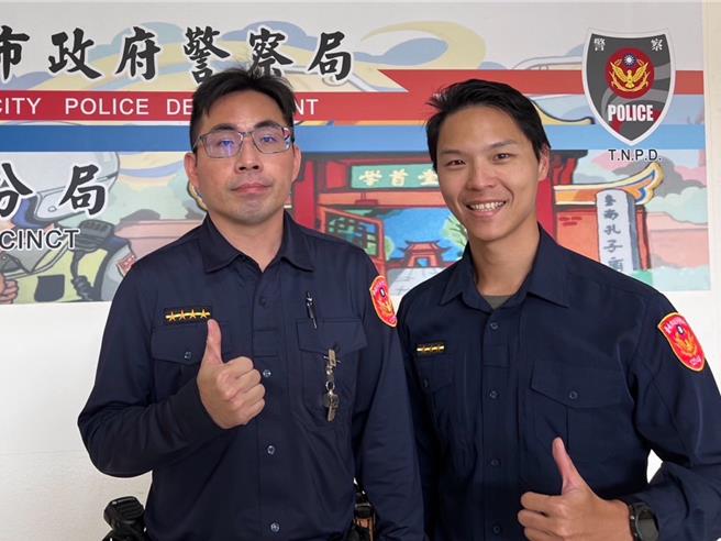 台南市警察局第二分局南门派出所巡佐邱汉文（左）、警员李英志（右）即时阻诈。（民眾提供／宝智华台南传真）