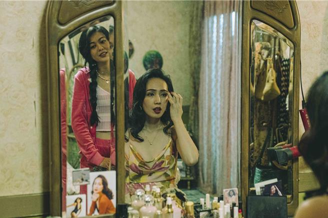 小薰（前）和白痴公主在《鬼天厦》里饰演姊妹淘。（华映娱乐提供）