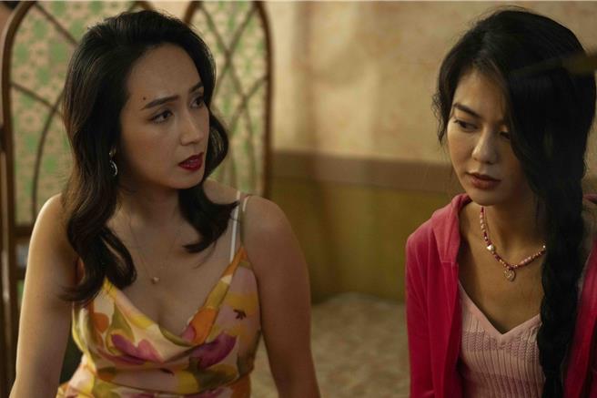 小薰（左）和白痴公主在片中的造型都偏清凉。（华映娱乐提供）