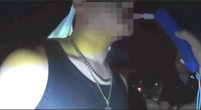 警方怀疑机车骑士非法改装排气管前往拦查，却发现骑士酒测值超标，骑士辩称是吃高粱酒牛肉乾仍遭逮。（警方提供／任义宇高雄传真）