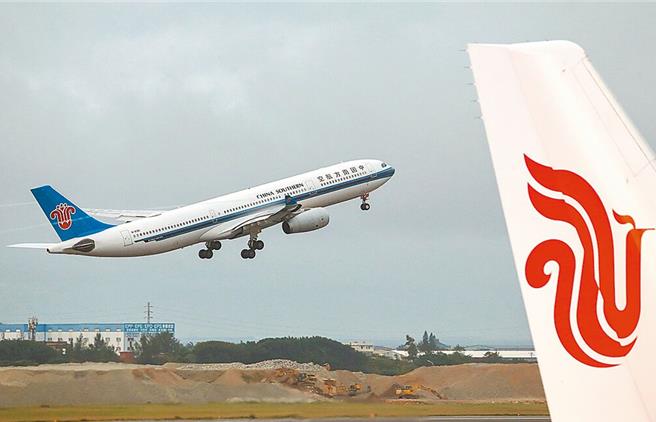 圖為中國南航飛機起飛，右下為中國國航飛機。（本報資料照片）