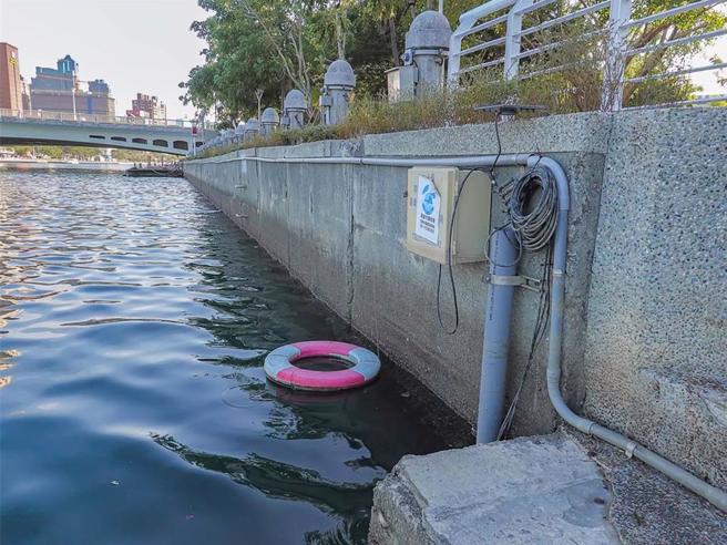 19日上午高雄愛河畔有民眾行經鼓山區河西一路一帶時發現，水面上疑似一名男子載浮載沉，立刻報警處理。警消趕抵現場，出動小艇靠近溺水者，搶救上岸時發現已明顯死亡。（本報資料照片）