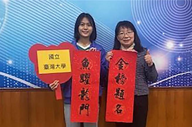 湖口高中学生廖昱婷（左）繁星录取国立台湾大学农经系与校长姜钱珠（右）向她祝贺。（ 湖口高中提供／罗浚滨新竹传真）