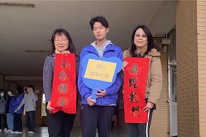 湖口高中学生刘学承（中）繁星录取清华大学，校长姜钱珠（左）及导师林秀萍（右）向他道贺。（湖口高中提供／罗浚滨新竹传真）