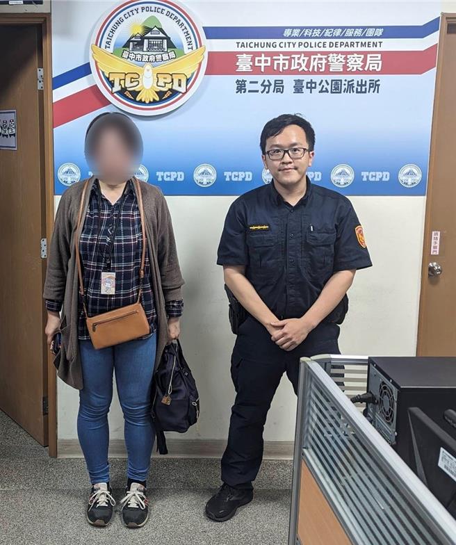 42岁来台自驾游的日籍游客石原小姐信用卡失而復得，她也欢喜到派出所领回。（台中市第警二分局提供／冯惠宜台中传真）