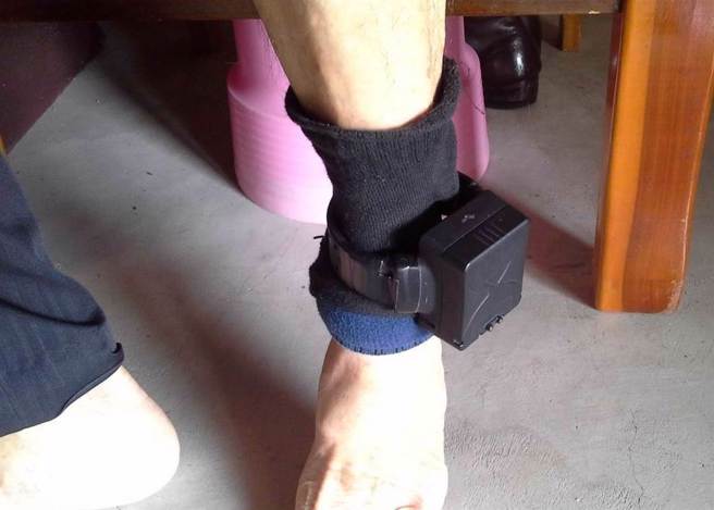 针对基隆地院自创9个月电子脚环监控期限，诈团主嫌弃保潜逃，黄国昌痛批，莫名奇妙的法律见解，「防逃机制乾脆废掉好了！」(资料照片)