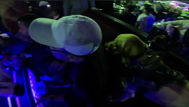 台中市第一警分局與保安警察大隊特勤中隊、移民署專勤隊組成專案小組，並動員警犬隊，3月11日查緝中市東協廣場1家地下夜店，查獲122包K他命和54包毒咖啡包等證物，逮捕店家及現場客人共172人。（民眾提供／陳淑芬台中傳真）