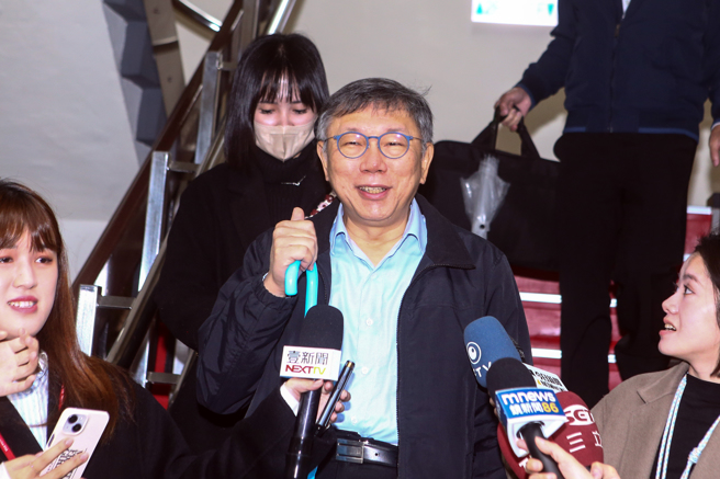 民眾党主席柯文哲（中）19日赴民眾党立法院党团出席党团会议，会后媒体询问太阳花运动10周年有什么看法，柯文哲只表示「幕僚今天没有安排受访」，随即离去。（邓博仁摄）