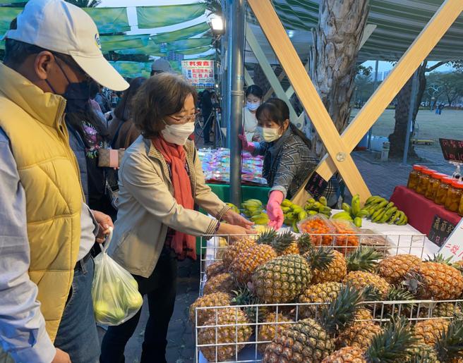 鳳梨香甜可口，富含營養更能幫助消化，是消暑解渴的最佳水果。（圖片來源：高雄市農業局提供）