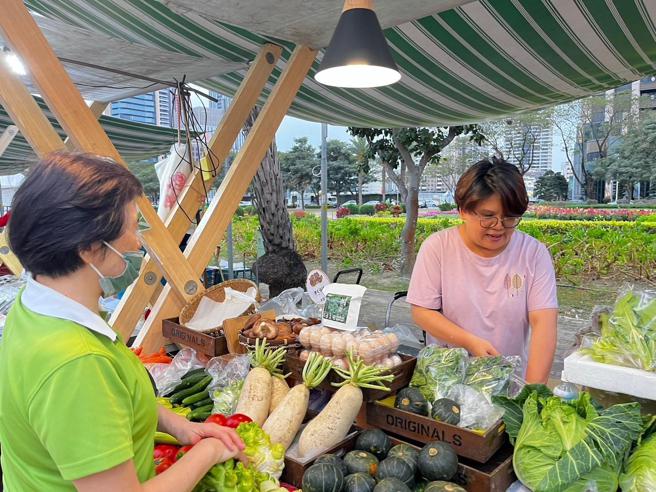 每月第四個禮拜週六、週日下午三點到九點在凹子底森林公園舉辦的神農市集有當地小農的新鮮蔬果（圖片來源：高雄市農業局提供）