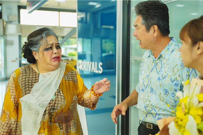 锺欣凌（左）新的一季婆婆变媳妇。（公视提供）