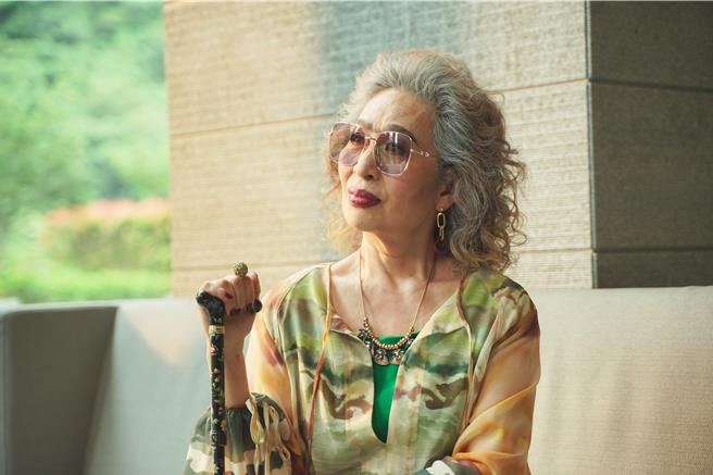 丁也恬饰演锺欣凌的婆婆，气势慑人。（公视提供）