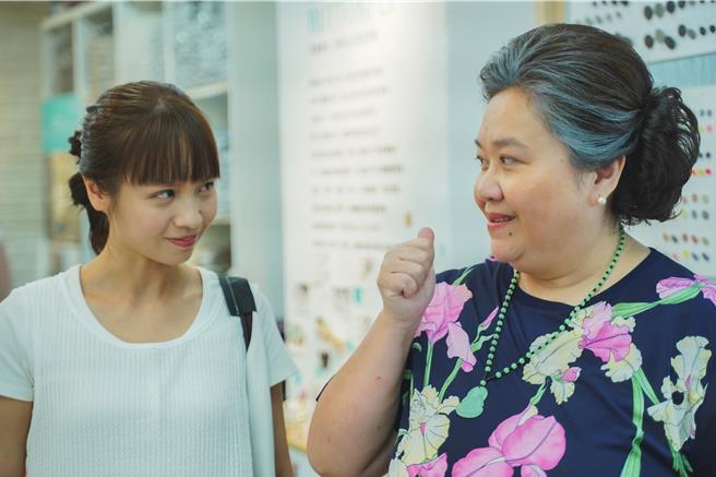 黄姵嘉（左）成为锺欣凌的神队友。（公视提供）