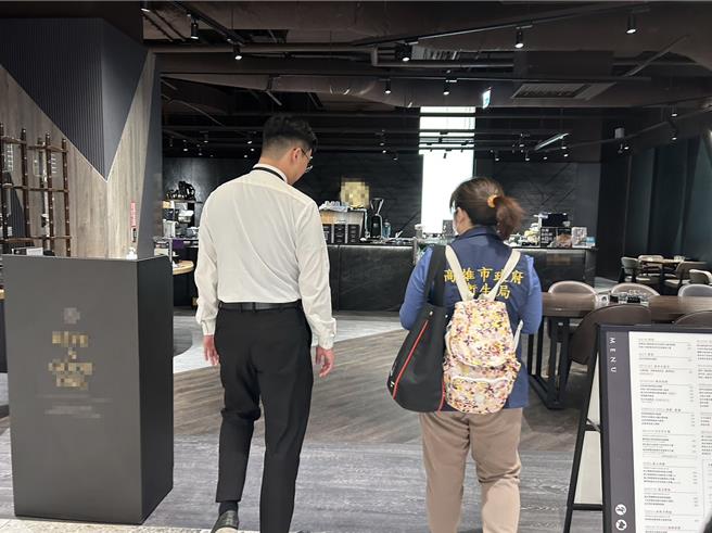 高雄市衛生局前往咖啡廳稽查，研判疑似為冷凍食品退冰不完全，導致加熱時間不足導致雞肉料理未熟，另也發現部分缺失，已責令業者限期改善。（衛生局提供／任義宇高雄傳真）