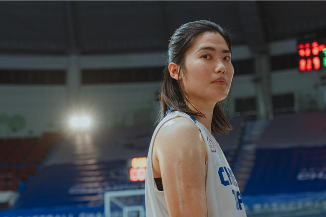 前中华队长杨晴饰演剧中女主角之一「林彤」。（客家电视台、魔幻时刻电影提供）