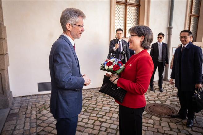 捷克参议院议长韦德齐（Miloš Vystrčil）在X平台张贴他与萧美琴相谈甚欢照片。（图取自韦德齐X））