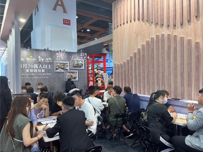 築間酸菜魚首度開放加盟，標榜大手筆祭3,600萬大紅包再推保障年毛利888萬。圖／築間餐飲集團