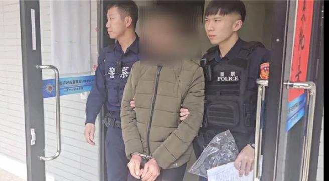 蘆竹區長興路一鐵皮屋內藏外籍職業賭場，蘆竹分局16日破獲，將泰籍負責人帶回。（蘆竹分局提供）