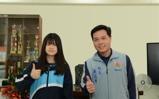 学生陈幸佳获得校长吴俊秀祝贺。（校方提供／李京升苗栗传真）