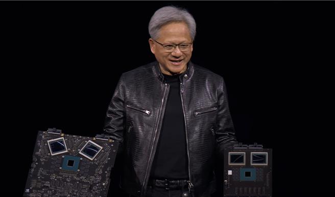 辉达创办人暨执行长黄仁勋，依旧是黑衣、黑裤、黑皮衣现身演讲，在演讲期间点名的台股都有小幅拉升。（图／摘自NVIDIA直播）