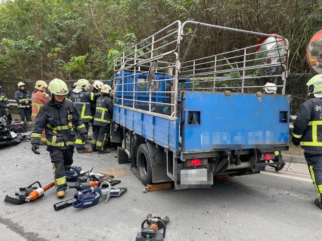 新北市五股区一处清洁队资源回收厂门口，今上午发生一起车祸事故。（图 / 刘咏韵翻摄）