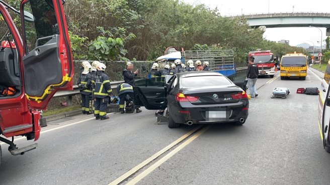 消防赶抵救援。（图 / 刘咏韵翻摄）