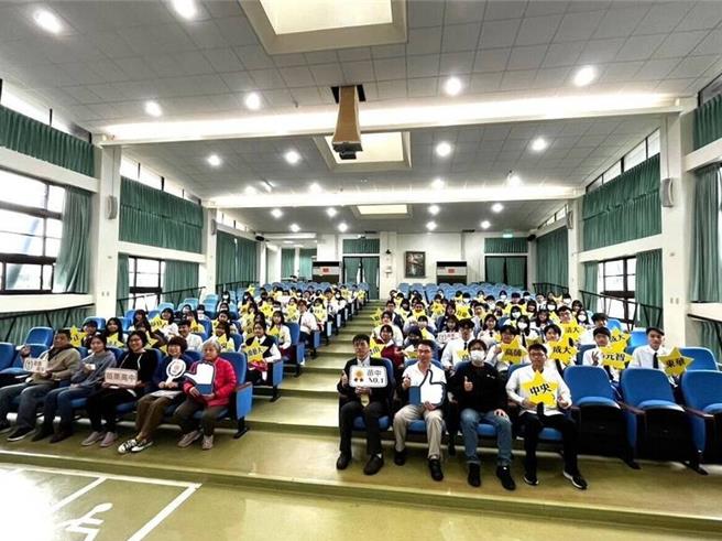 大学繁星推荐入学19日放榜，国立苗栗高中录取率达72％，共96人上榜，录取大学人数为全国第3。（校方提供／李京升苗栗传真）