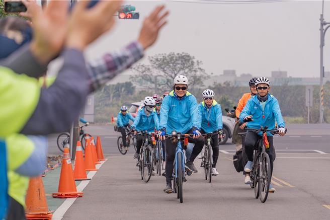 桃園市大園區后厝國小第11屆單車環島挑戰順利完成。（桃市府提供／蔡明亘桃園傳真）