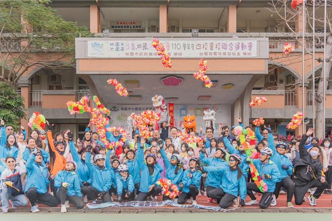 桃園市大園區后厝國小最後一屆「舞動后厝環台騎跡」，14位畢業生與師長一同挑戰成功平安歸來。（桃市府提供／蔡明亘桃園傳真）