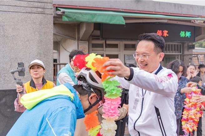 桃園市副市長蘇俊賓18日與桃園市大園區后厝國小單車環島車隊，一同騎完最後一哩路。（桃市府提供／蔡明亘桃園傳真）
