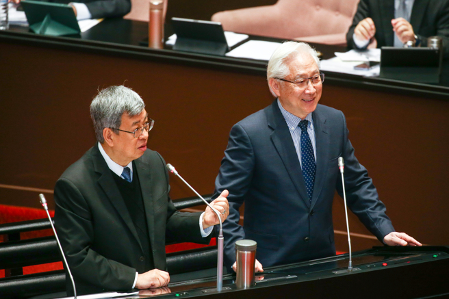 國民黨立委葛如鈞19日在立法院院會質詢，問及行政院版人工智慧基本法草案什麼時候可以提出，對此，行政院長陳建仁（左）與國科會主委吳政忠（右）上台答詢，吳政忠表示，「年底以前」，因為也要徵詢社會各界的意見，行政團隊每天都在精進中。（鄧博仁攝）