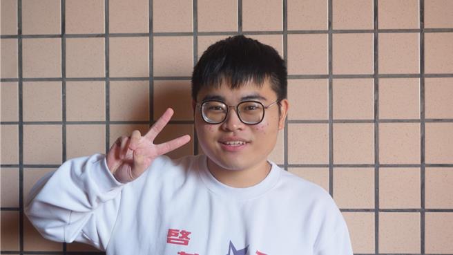 桃园市启英高中孙浩为布农族原住民学生，积极向学，以一般生身分通过医学系门槛。（启英高中提供／蔡明亘桃园传真）