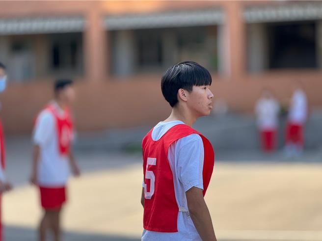 桃园市启英高中陈禹钧热衷团体运动，参与校际排球比赛展现活力。（启英高中提供／蔡明亘桃园传真）