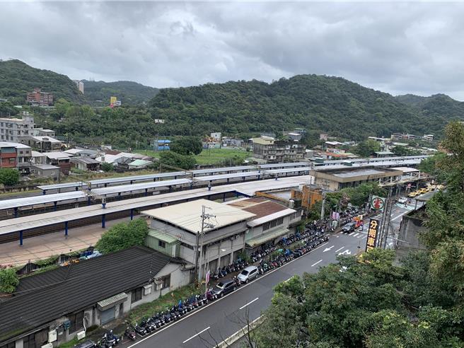 新北市捷运局18日晚间赴基隆召开公听会，拟在基隆暖暖区八中社区一带（图片上方铁道后），透过联合开发方式设置八堵机厂。（张志康摄）