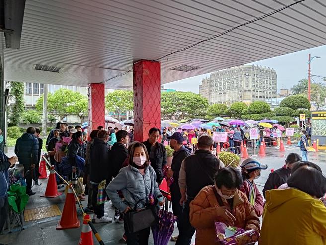 宜兰县「三月初三帝爷生呷拜拜」活动，罗东镇公所今（19日）上午8时开放订桌，不到2小时全数售完。（罗东镇公所提供／吴佩蓉宜兰传真）