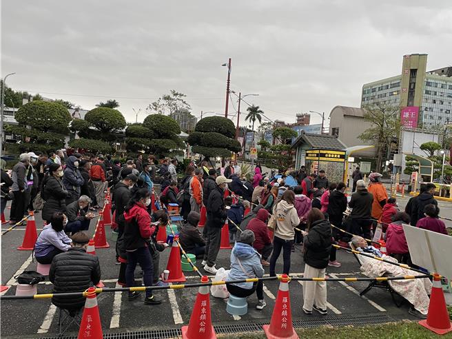 天公不做美下起雨来，罗东镇公所未搭遮雨棚让民眾狼狈淋雨遭怒批。（罗东镇公所提供／吴佩蓉宜兰传真）