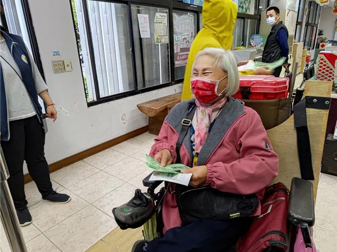 第一名抢到餐券的70余岁黄姓阿嬷开心不已，顺利购得3桌。（罗东镇公所提供／吴佩蓉宜兰传真）