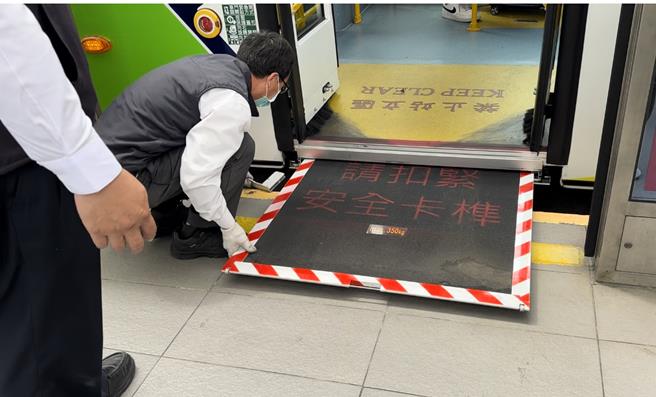 台中市議員陳淑華邀集交通局、公車業者到台灣大道現勘，發現因高度落差，公車司機操作無障礙渡板協助身障乘客搭乘，一次需耗時7分鐘。（陳淑華提供／張亦惠台中傳真）