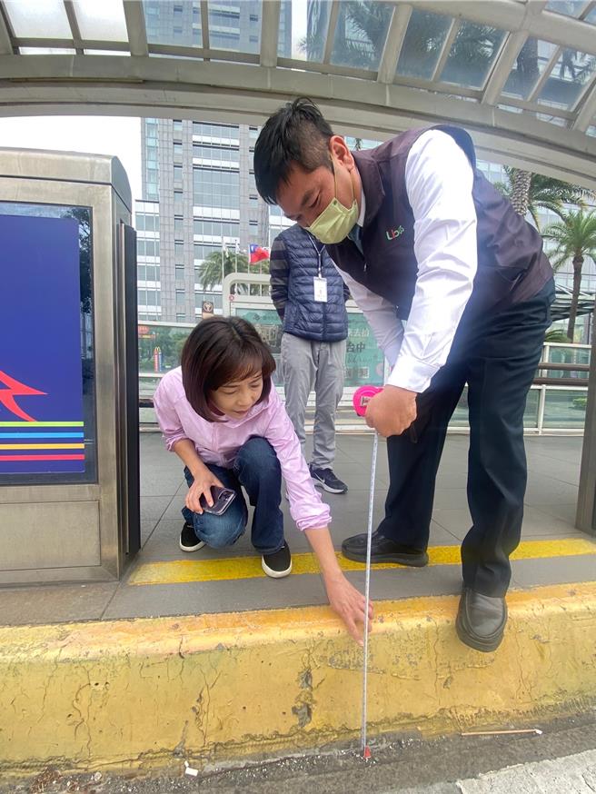 台中市議員陳淑華邀集交通局、公車業者到台灣大道現勘，發現因高度落差，公車司機操作無障礙渡板協助身障乘客搭乘，一次需耗時7分鐘。（陳淑華提供／張亦惠台中傳真）