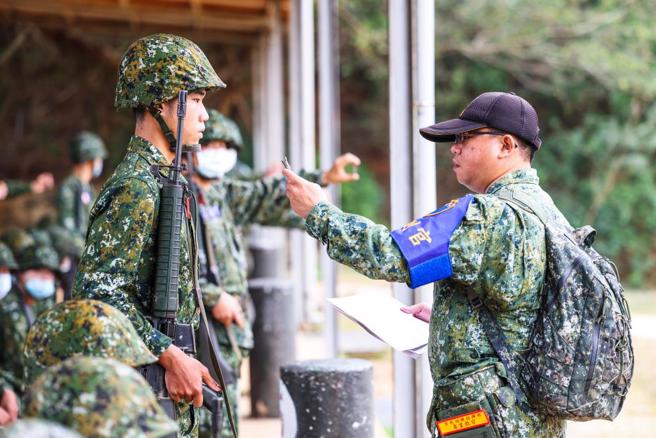 鑑测官核对人员身份。（军闻社提供）