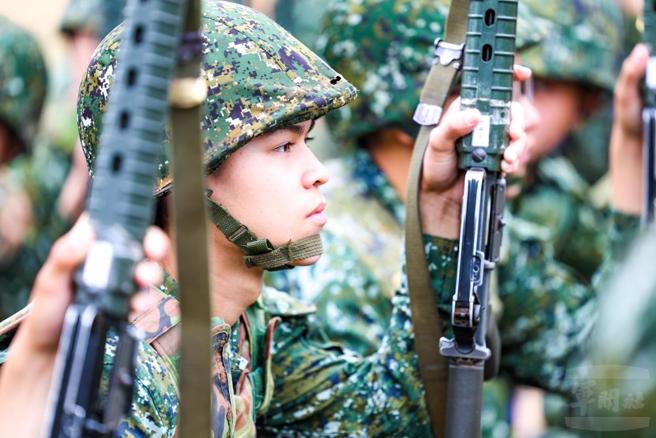 打靶前役男神情严肃但充满自信。（军闻社提供）